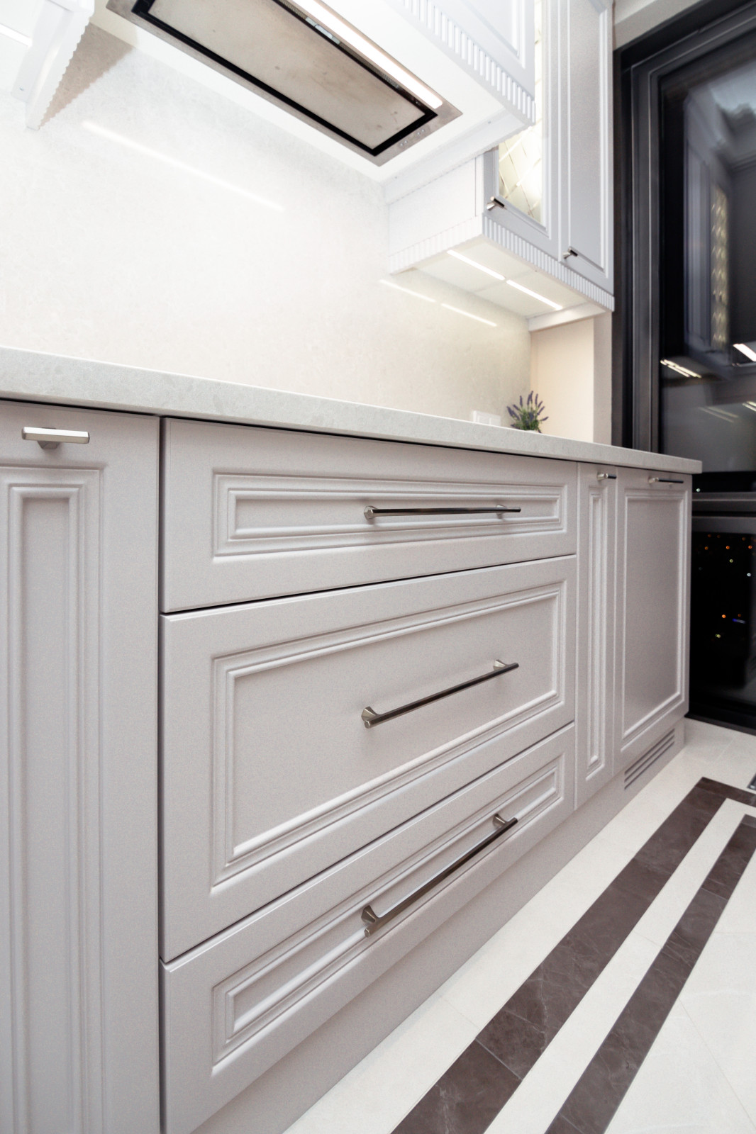 Нежно-серая кухня в неоклассическом стиле