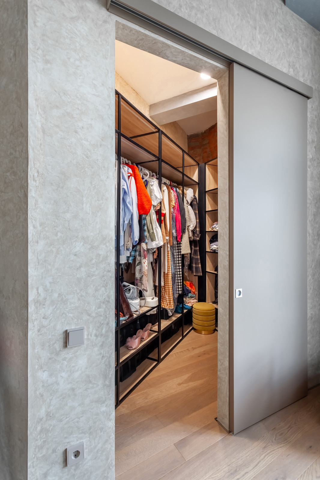 Внешняя стена гардеробной имеет форму линзы и соответствует форме стены дома