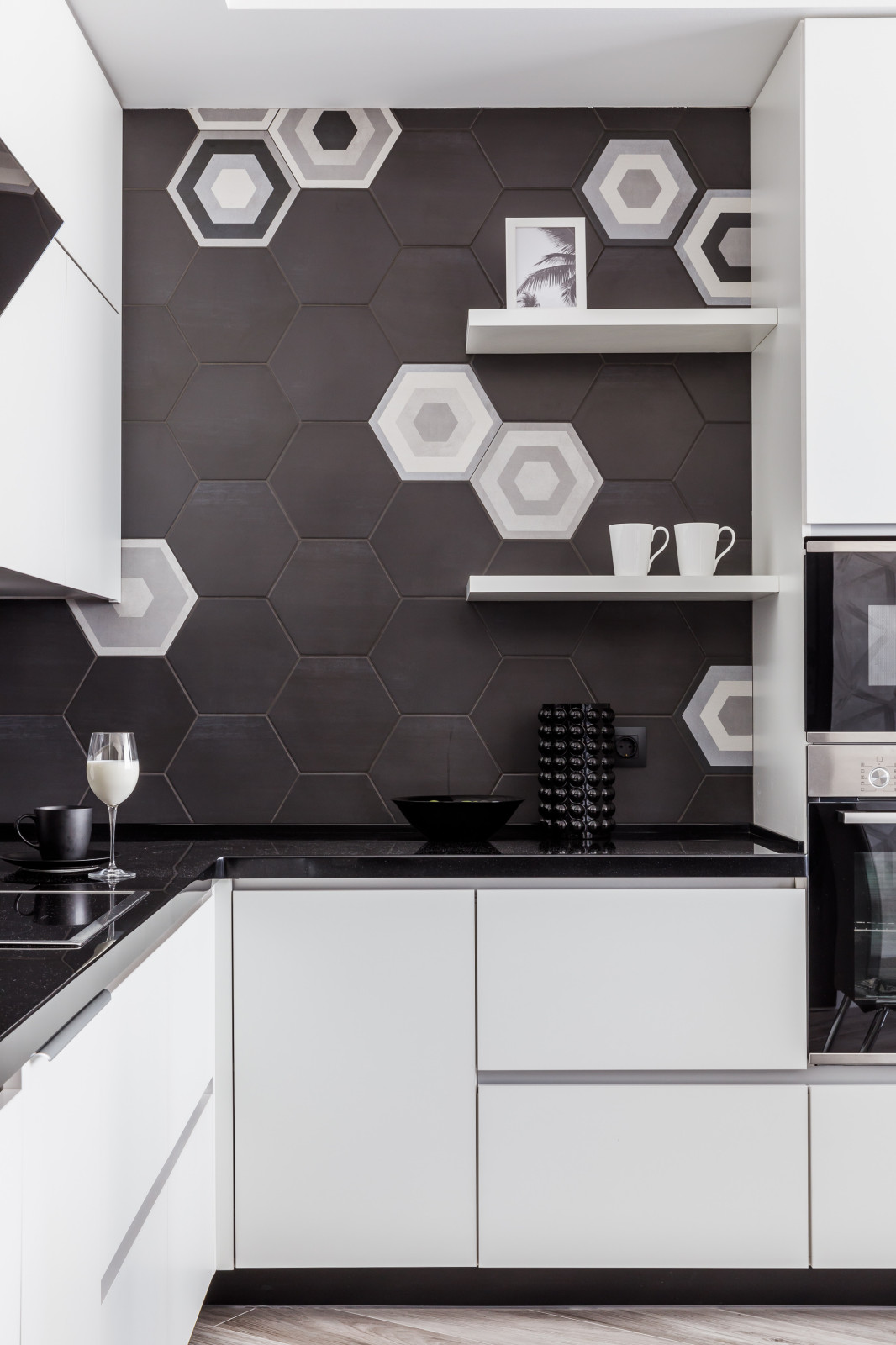 Монохромный интерьер в 2-х комнатной квартире