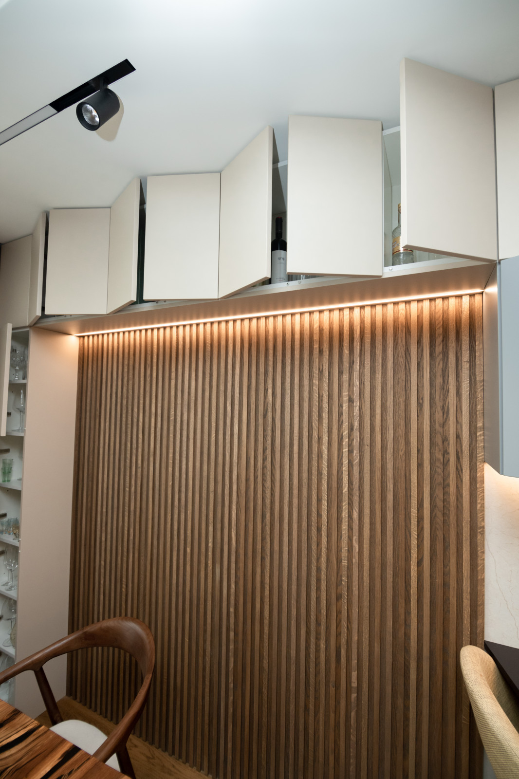 Современная кухня-гостиная с необычной барной стойкой и ТВ-зоной