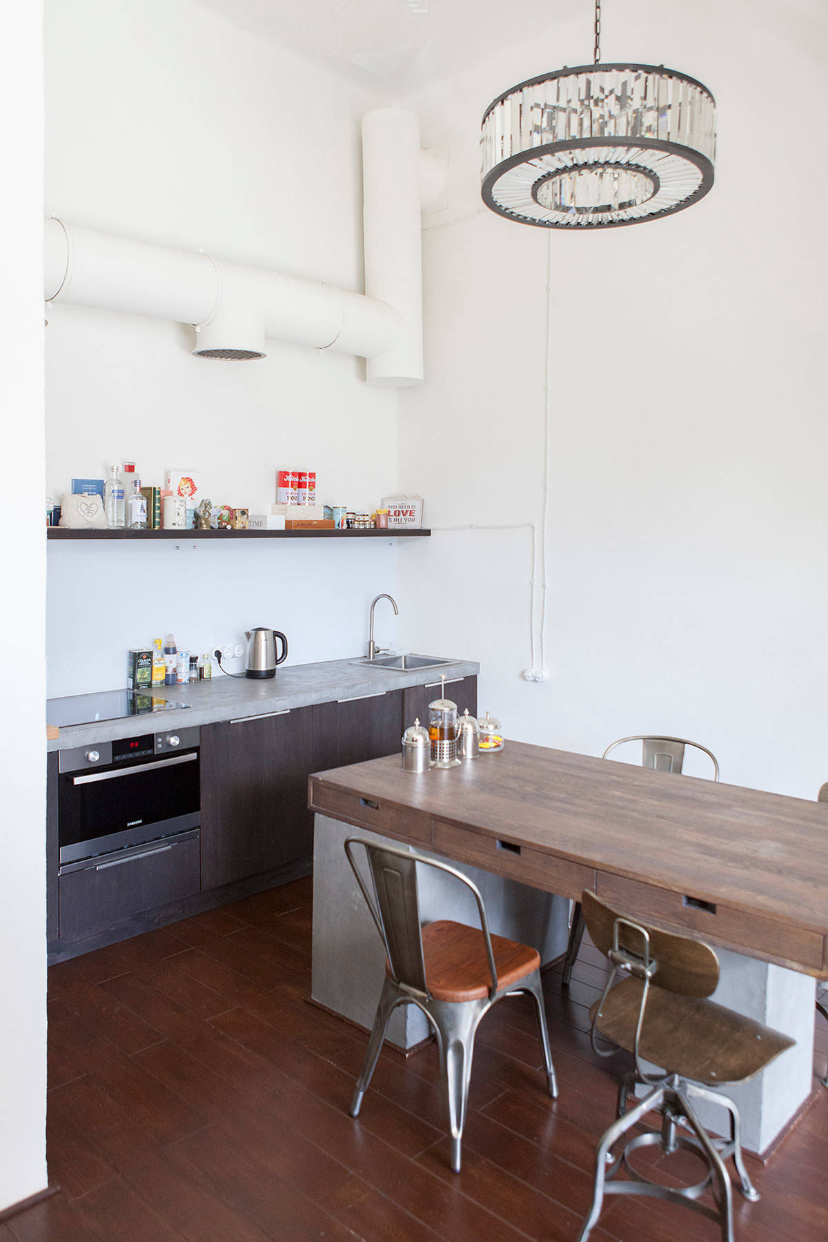 В гостях: Лофт с арочным окном и гостиной на подиуме