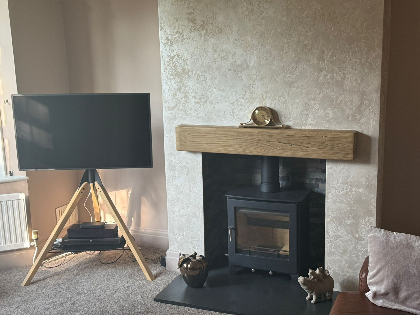 Оформление зоны камина с использованием декоративной штукатурки