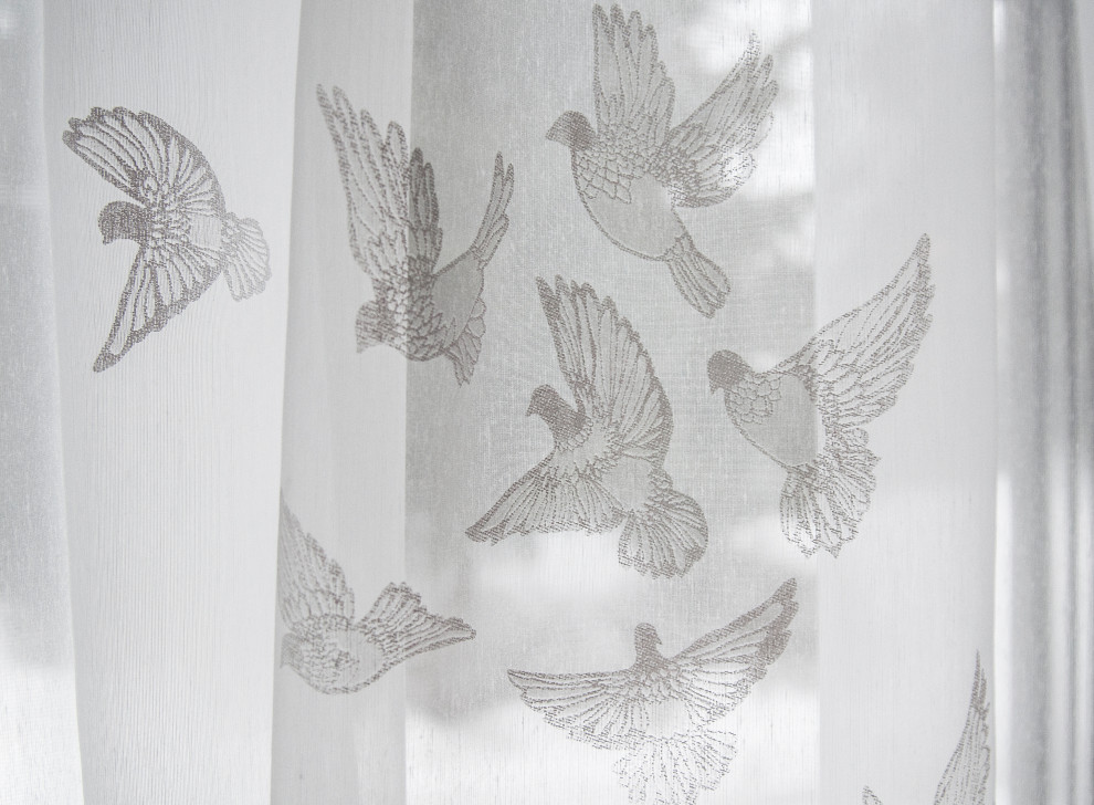 Светлая веранда с птичками