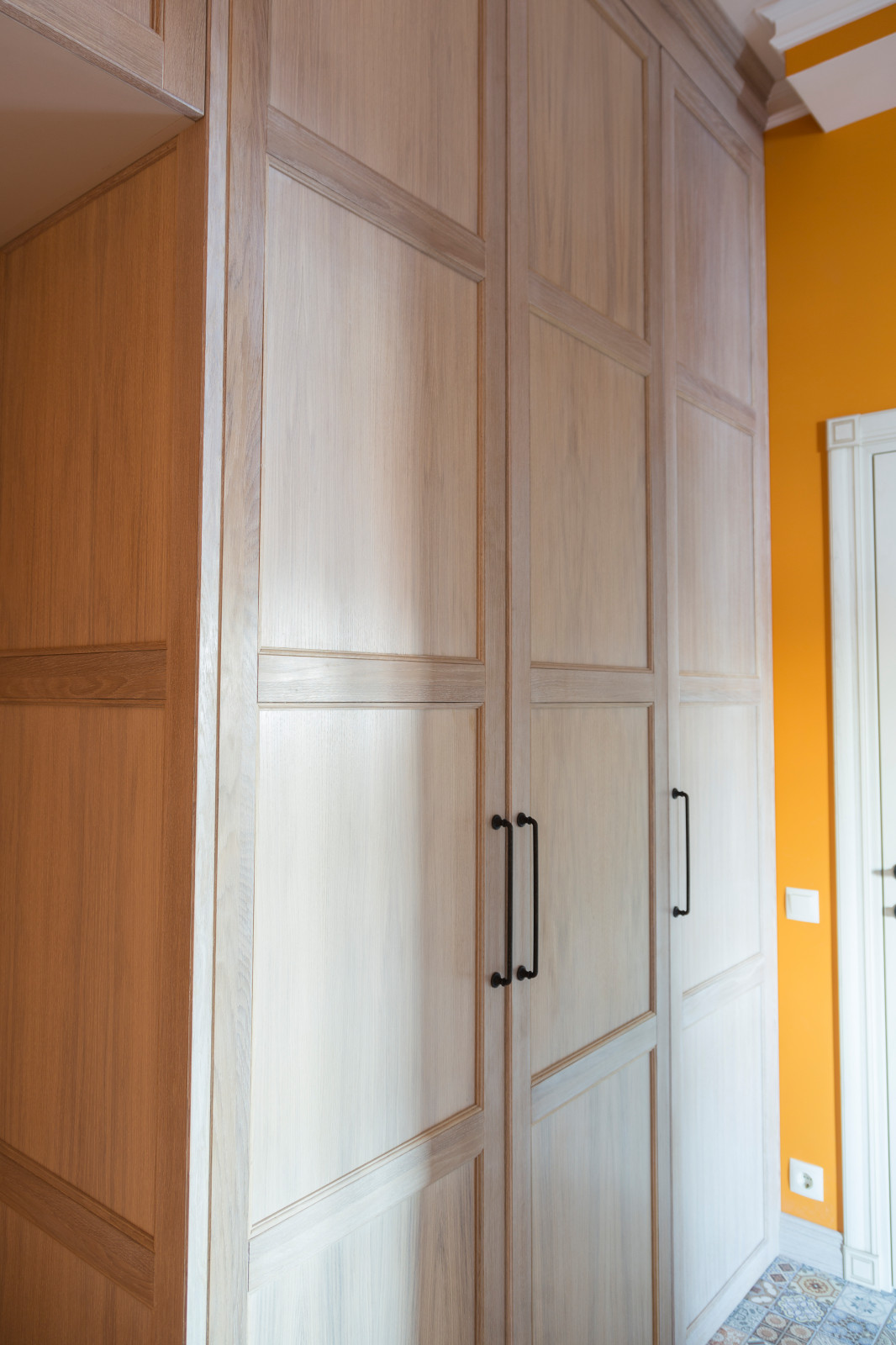 Встроенный шкаф в детскую из массива дуба