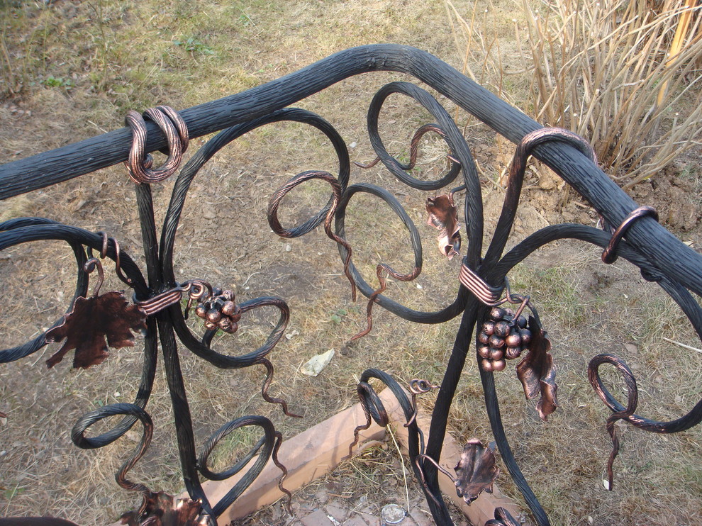 Кованые ограждения в саду, г. Звенигород