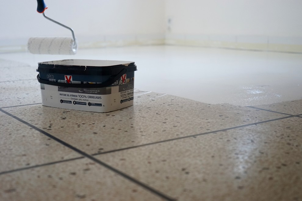 Своими рукам: Как покрасить кафельную плитку на полу в белый цвет