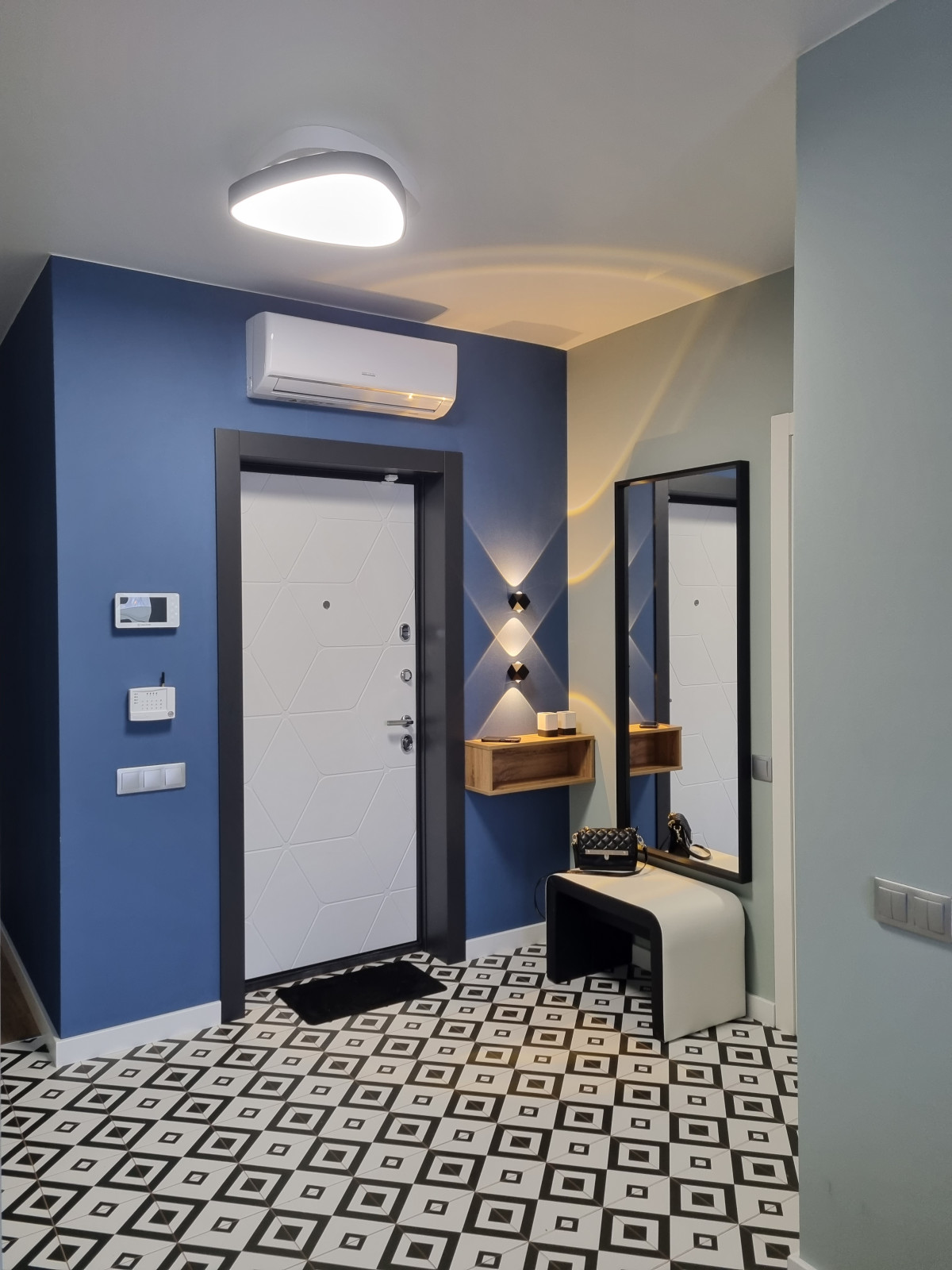 Обложка проекта: Яркая прихожая