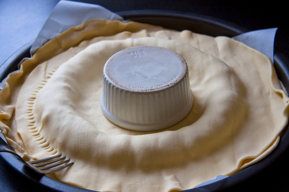 DIY: Пирог-солнце из слоеного теста, сыра и овощей