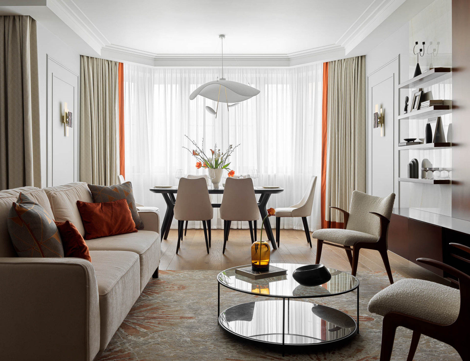 Houzz тур: Светлая квартира с эркером и бронзовой кухней