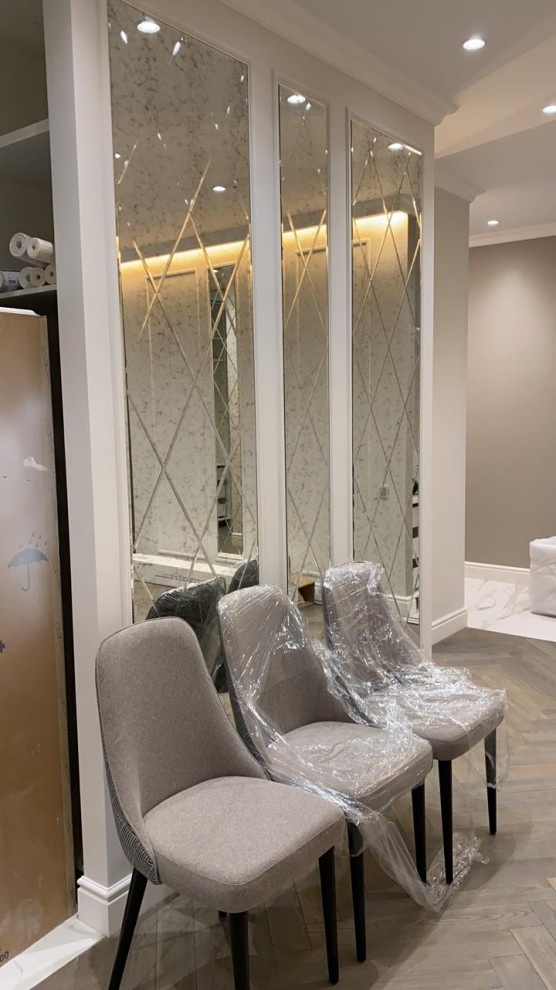 Зеркальное панно в гостиной