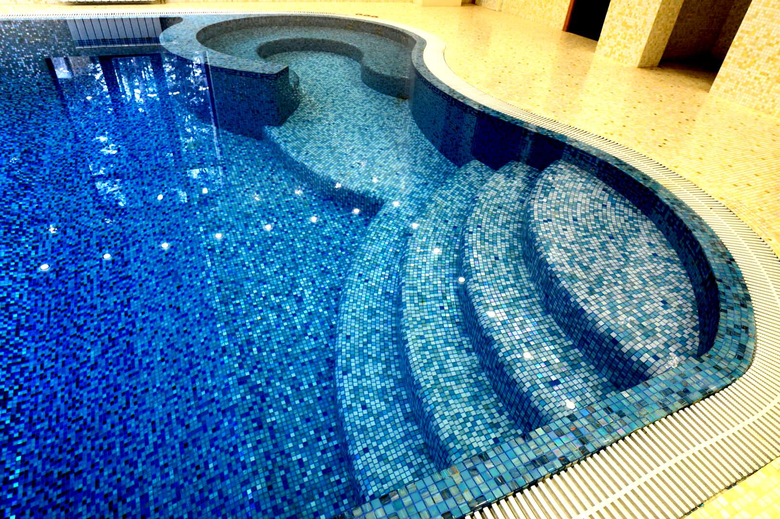 Частный закрытый бассейн