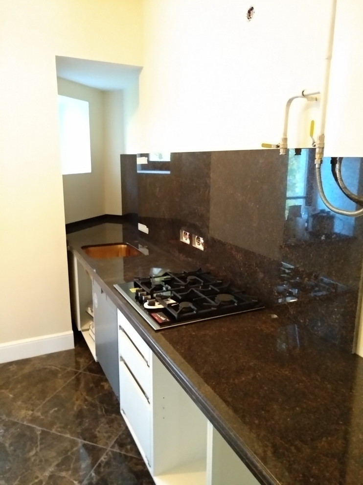 Обложка проекта: Кухонная столешница с фартуком из Дымовского гранита