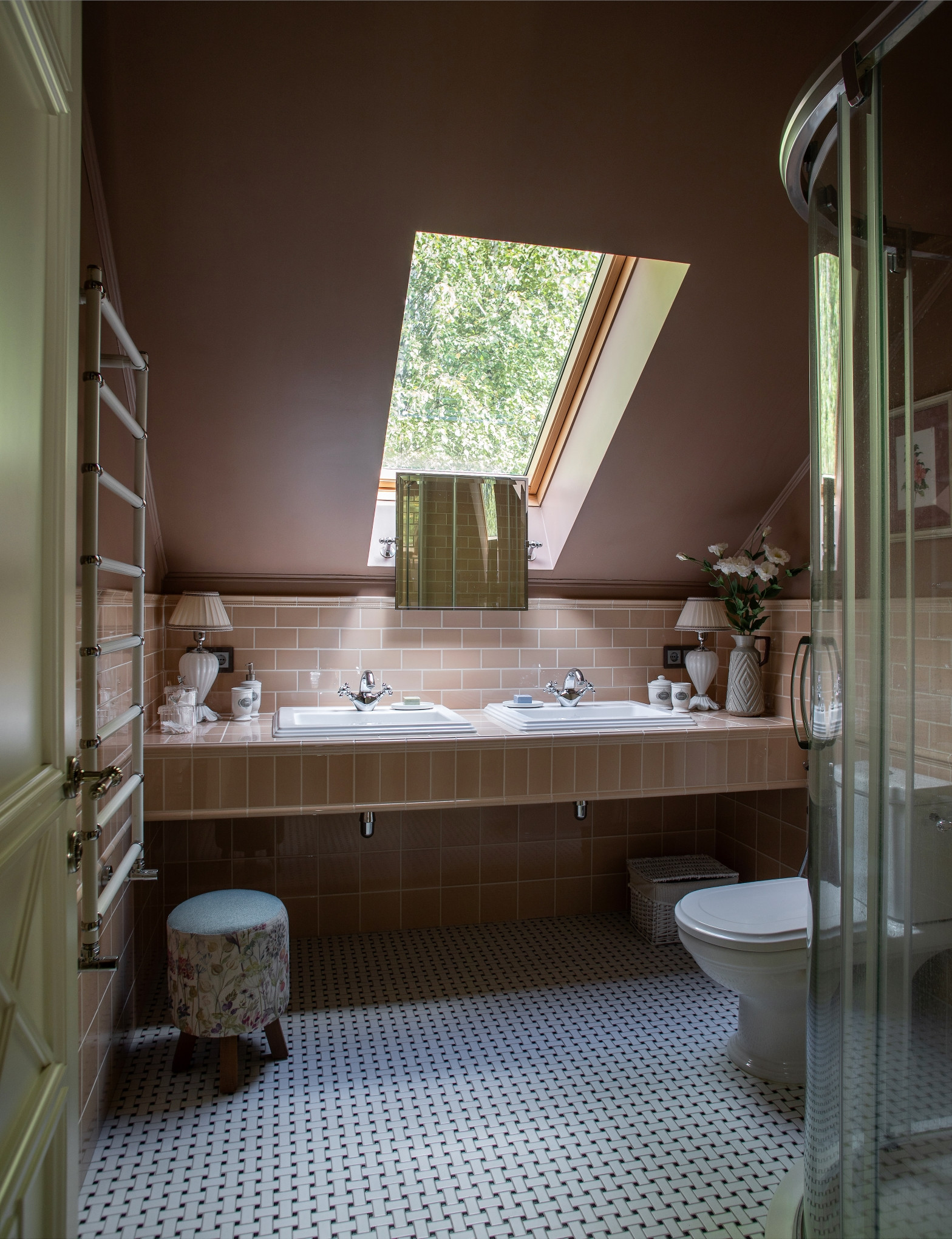 Houzz тур: Загородный дом с березовой рощей и камином