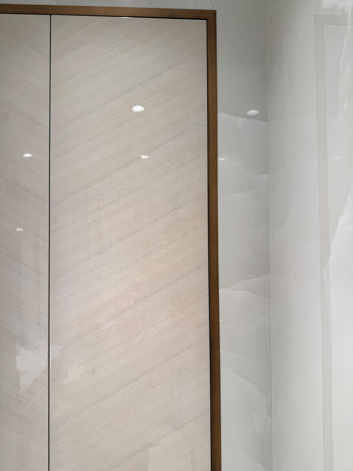 Шкаф над инсталляцией в ванную комнату