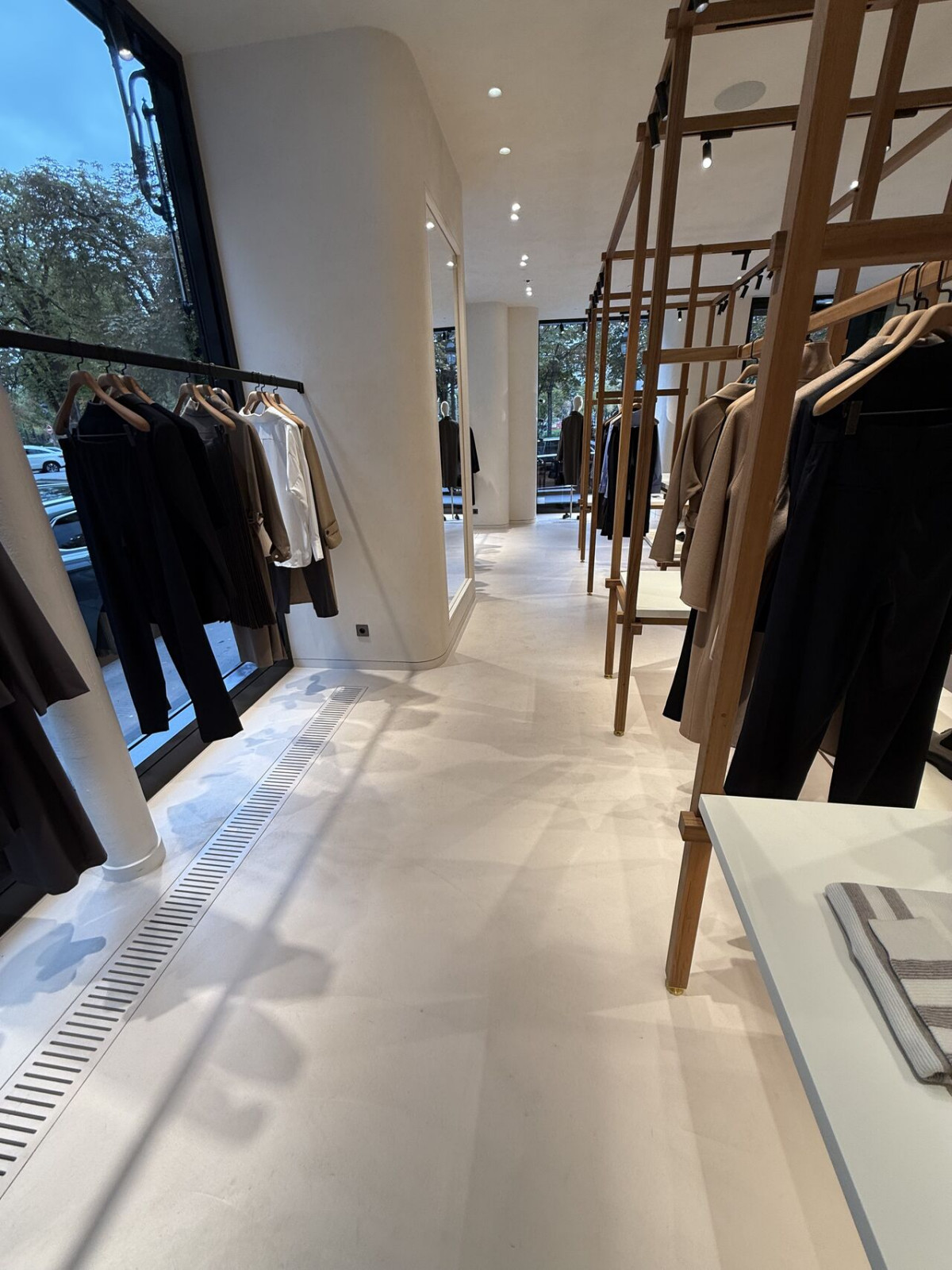 Декоративная штукатурка с эффектом Арт-бетон в коммерческом помещении