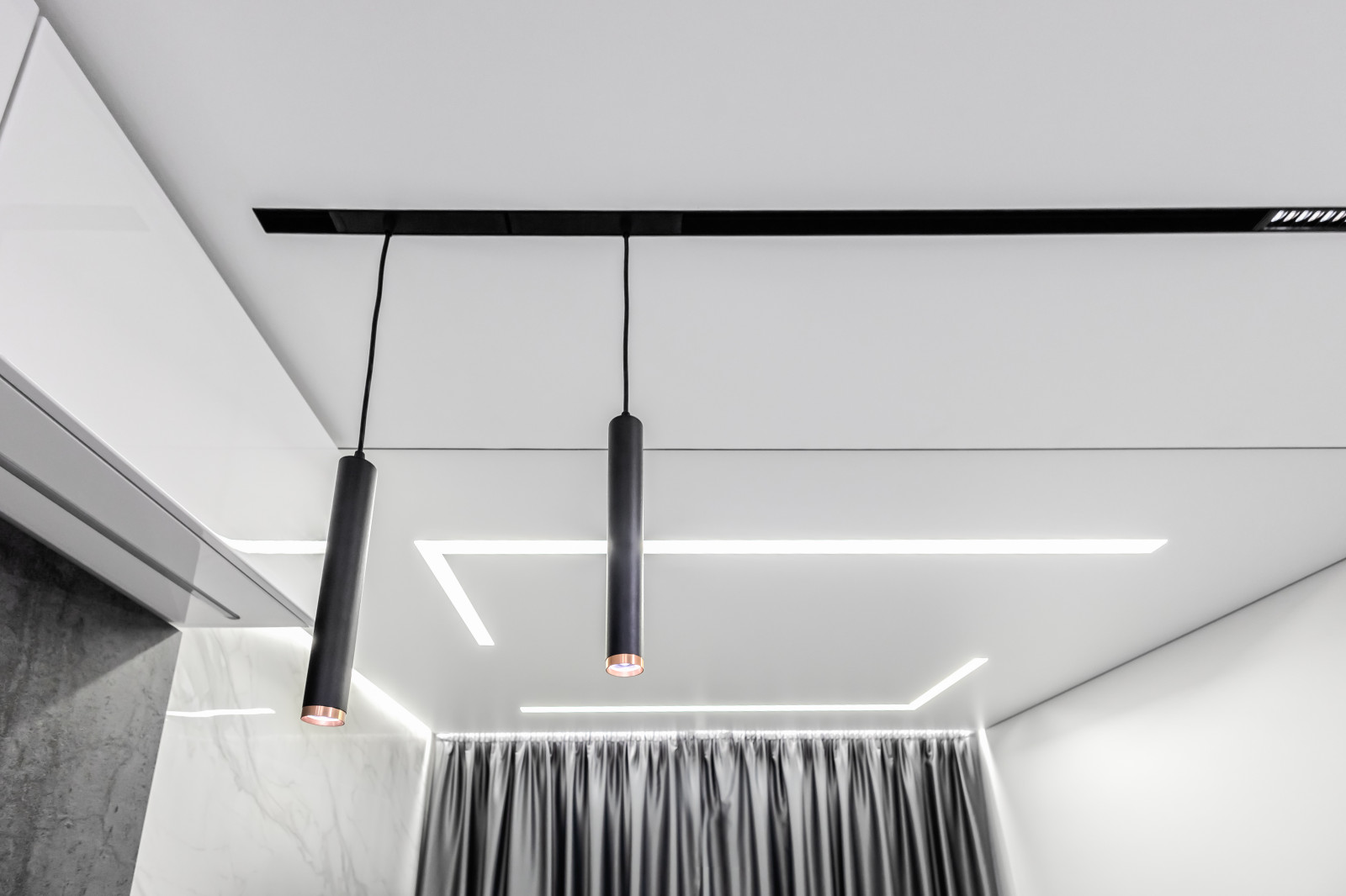 Установка натяжных потолков в квартире.