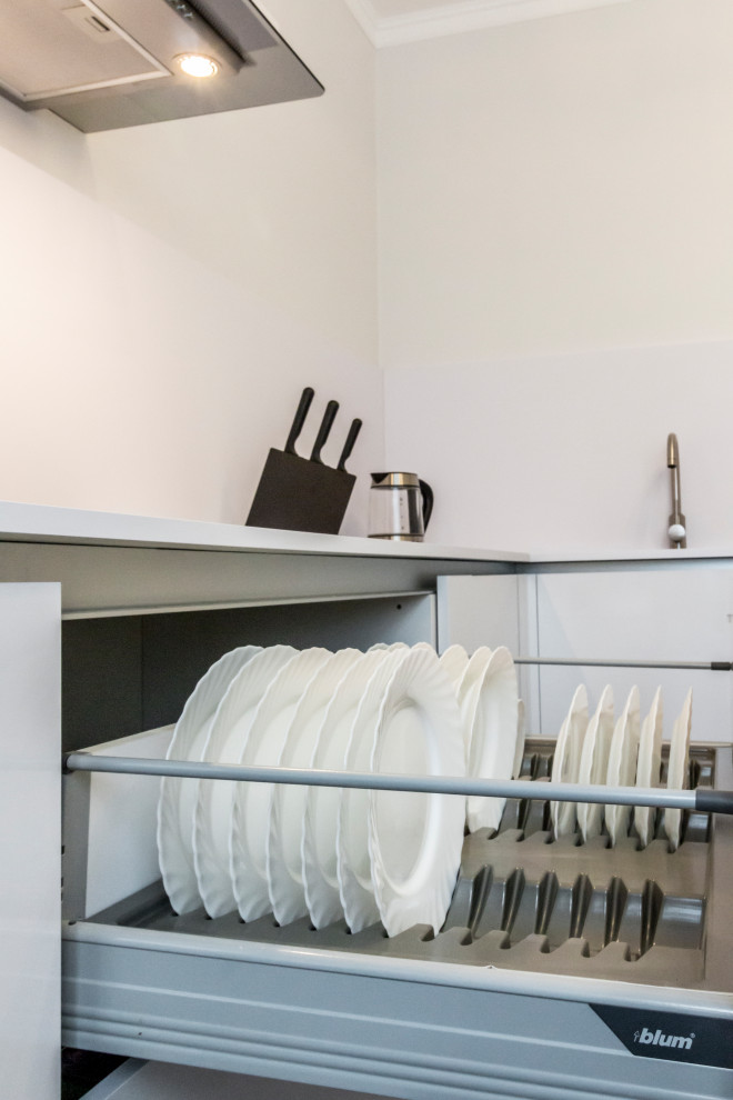 "Белый плен" Белая кухня с прямыми фасадами