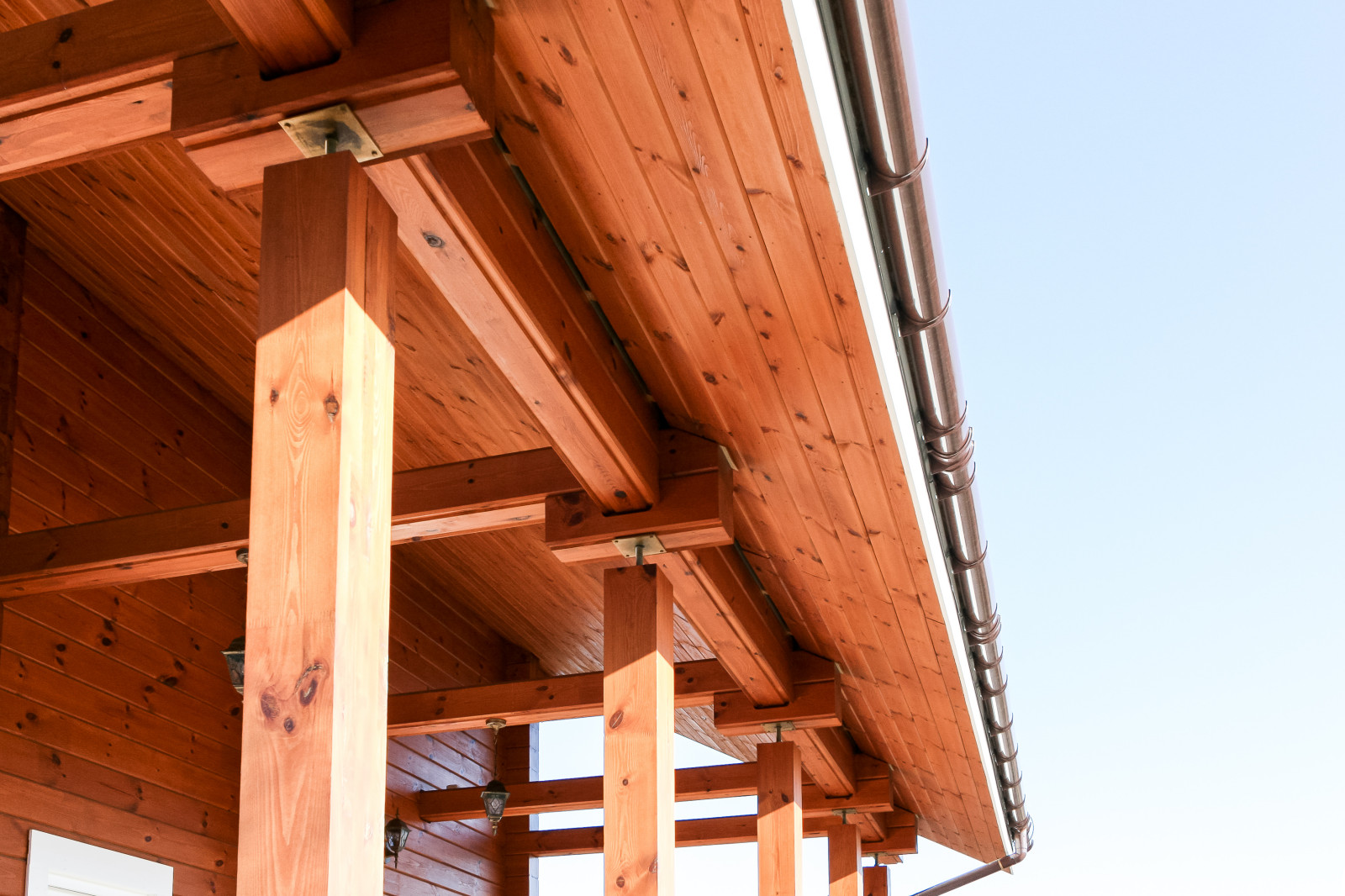 Свесы в деревянном доме из клееного бруса