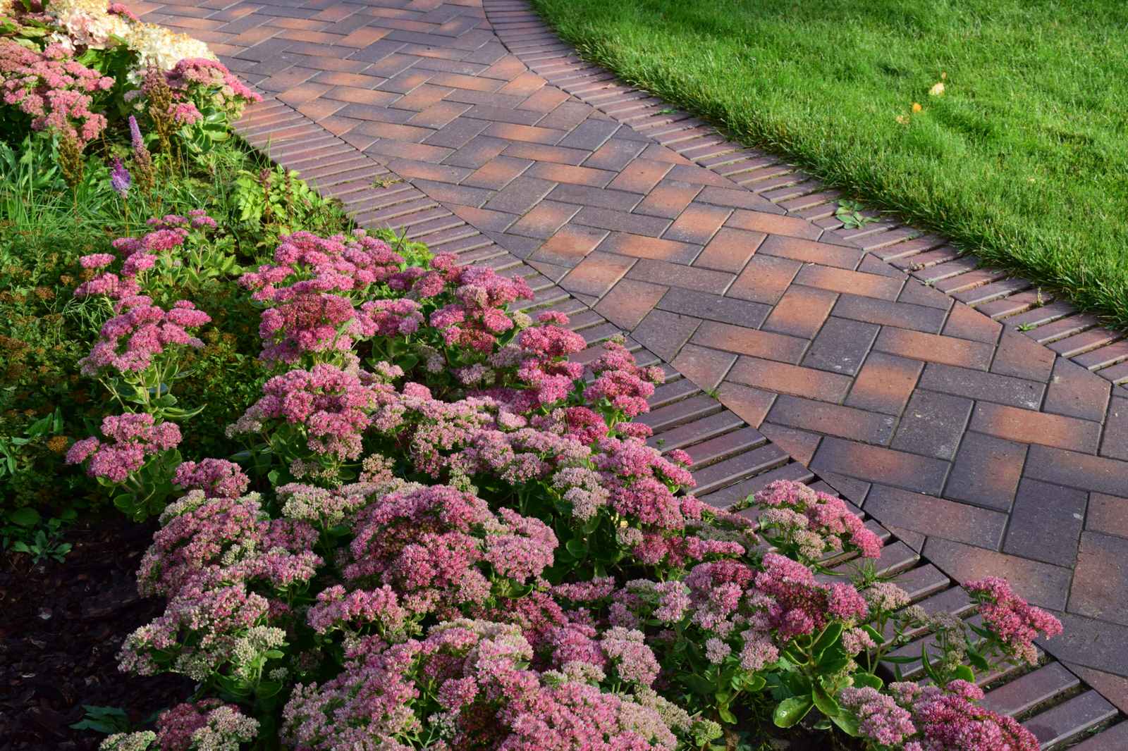 Дизайн участка с уклоном более 7 м.