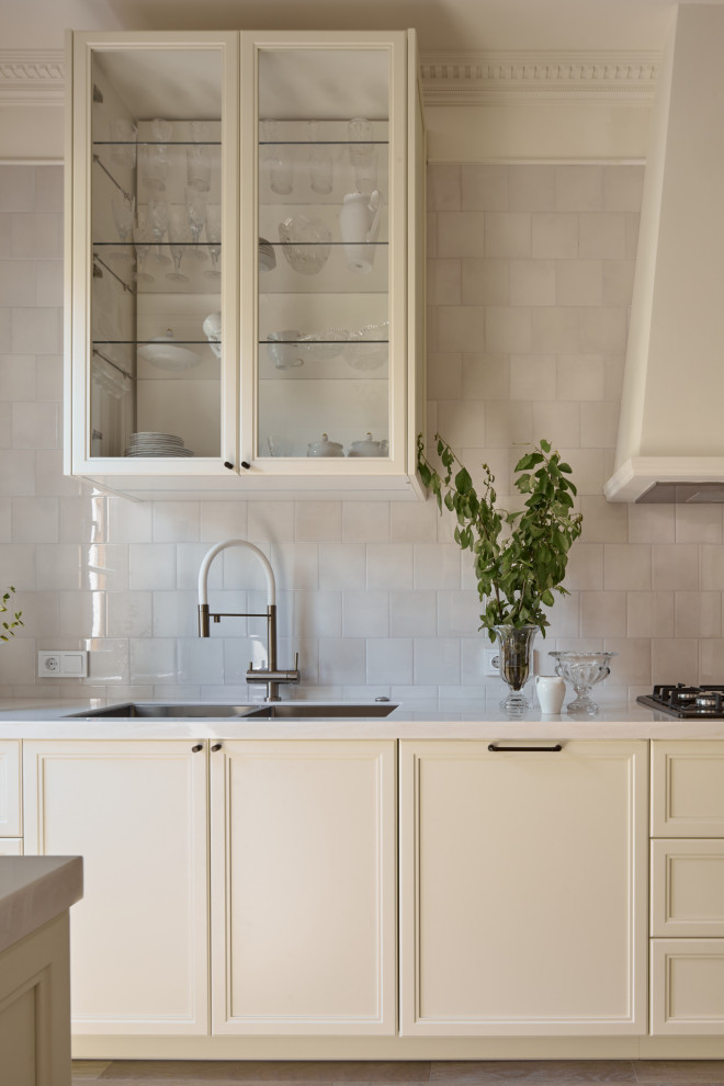 Столовая и кухня в розовую полоску