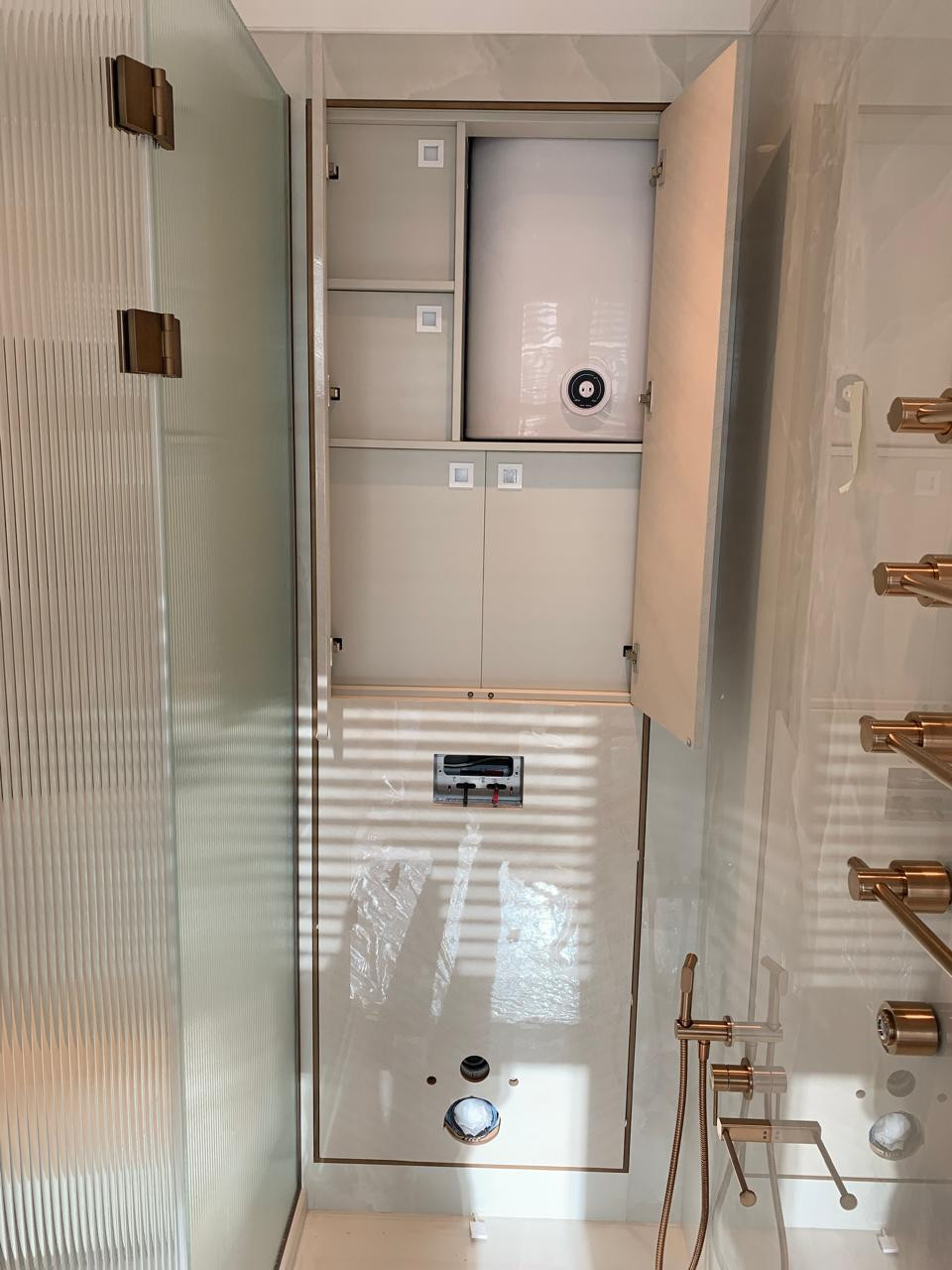 Шкаф над инсталляцией в ванную комнату