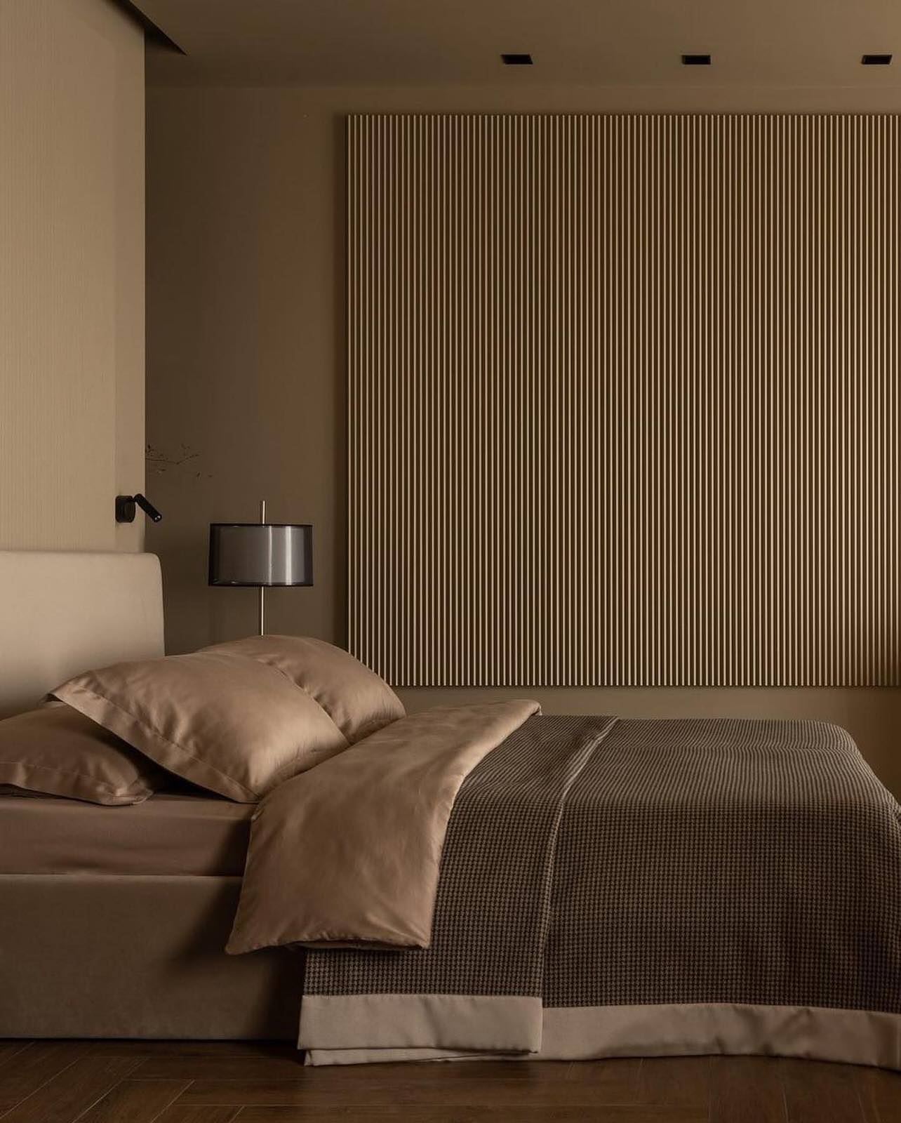 Обложка проекта: Интерьер квартиры-студии с карамельно-коричневой гаммой