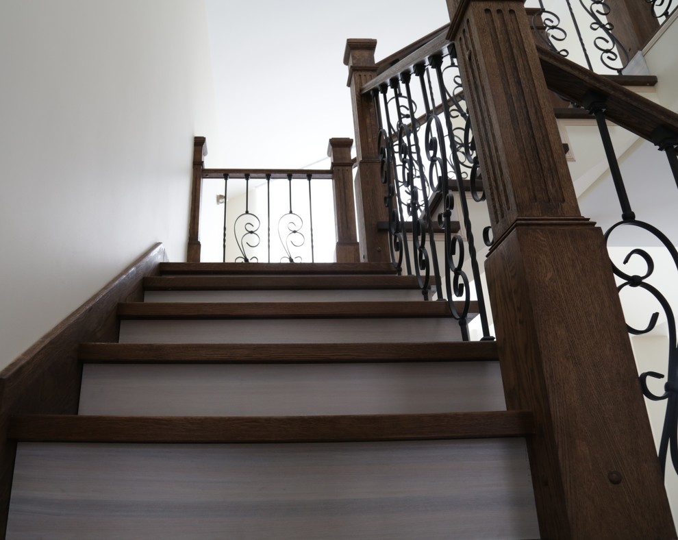 Деревянная лестница с подсветкой