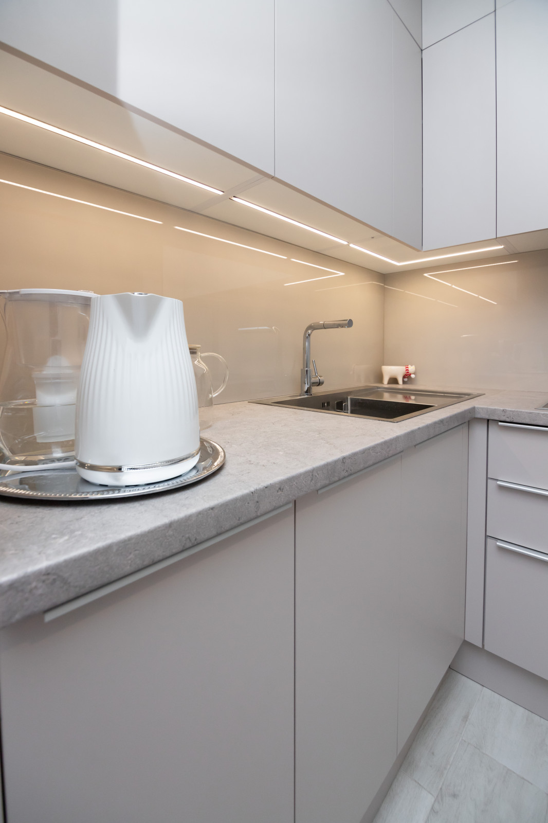 Современная угловая кухня в нежно-сером цвете