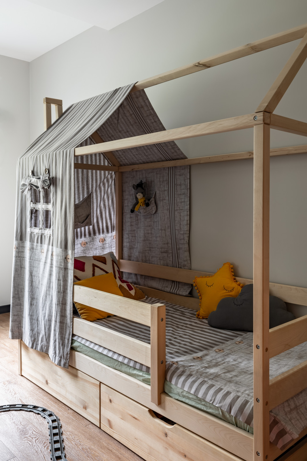 Квартира с голубой кухней и детской с шалашом