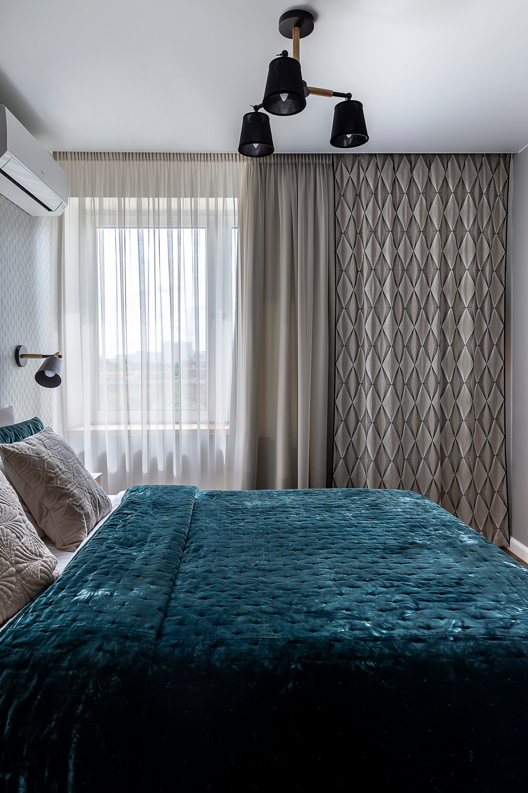 Спальня.Портьеры с репсовой лентой по периметру, тюль и блекаут