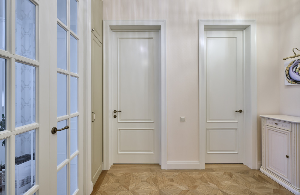 Высокие двери в классическом интерьере