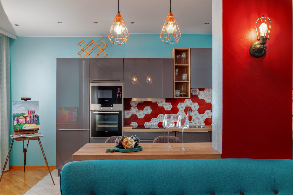 Купание красного коня.Вид с гостиной на кухню.