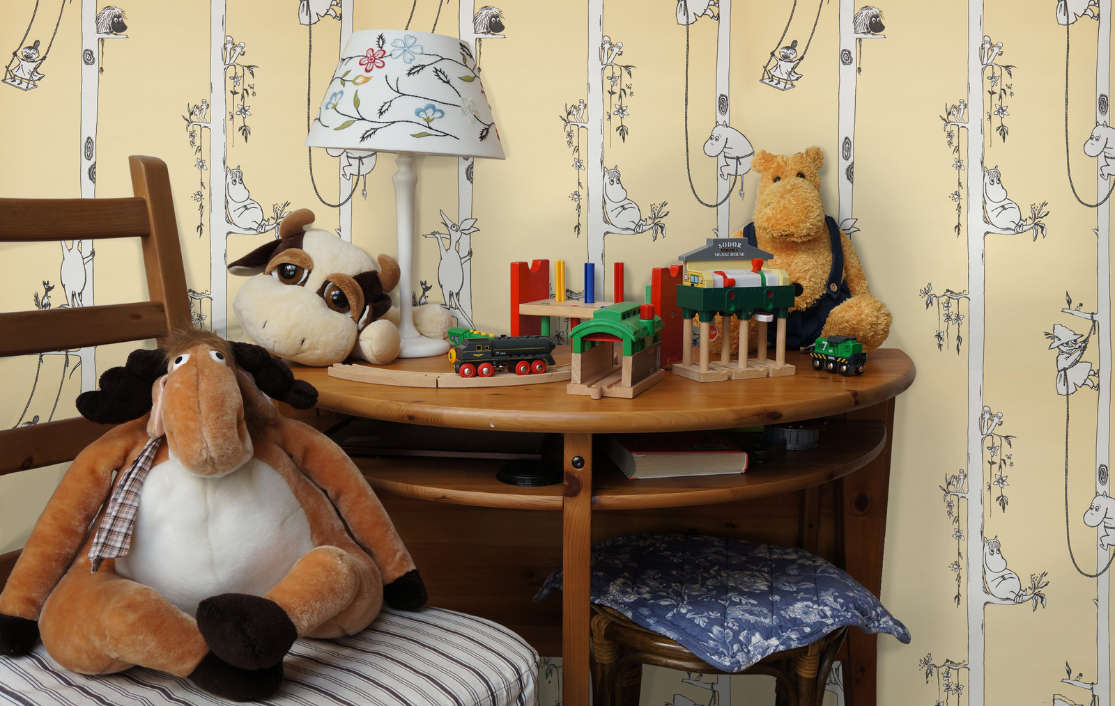 Детская комната: обои и шторы