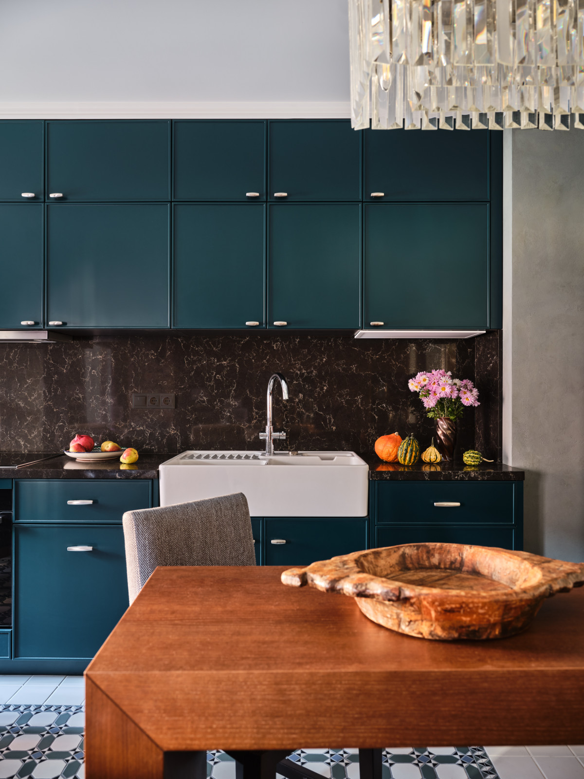 Яркий интерьер с антикварным декором