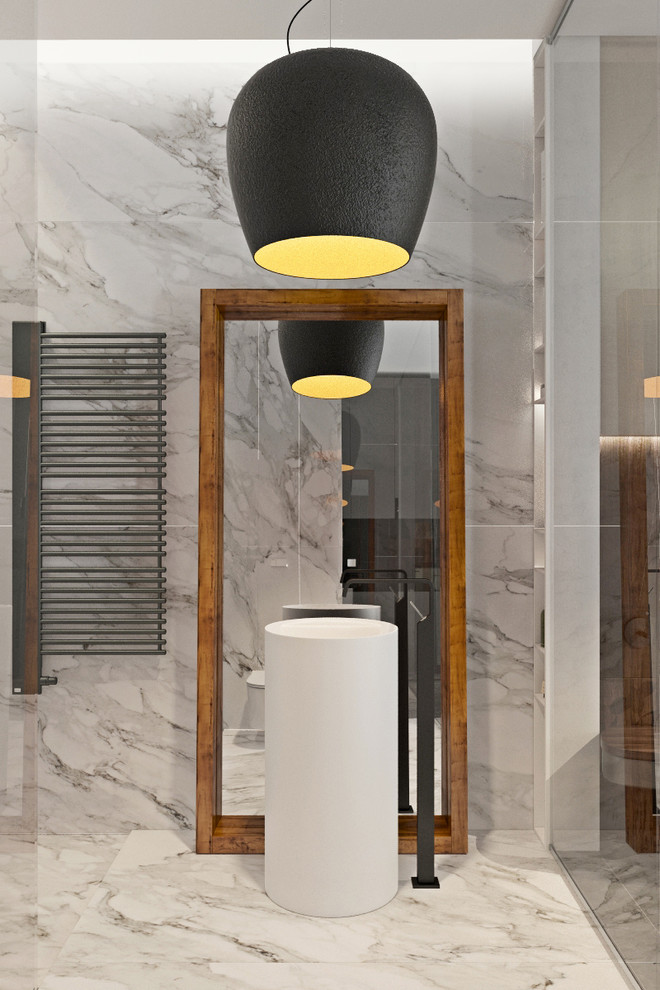 Этническое зеркало в белой ванной комнате