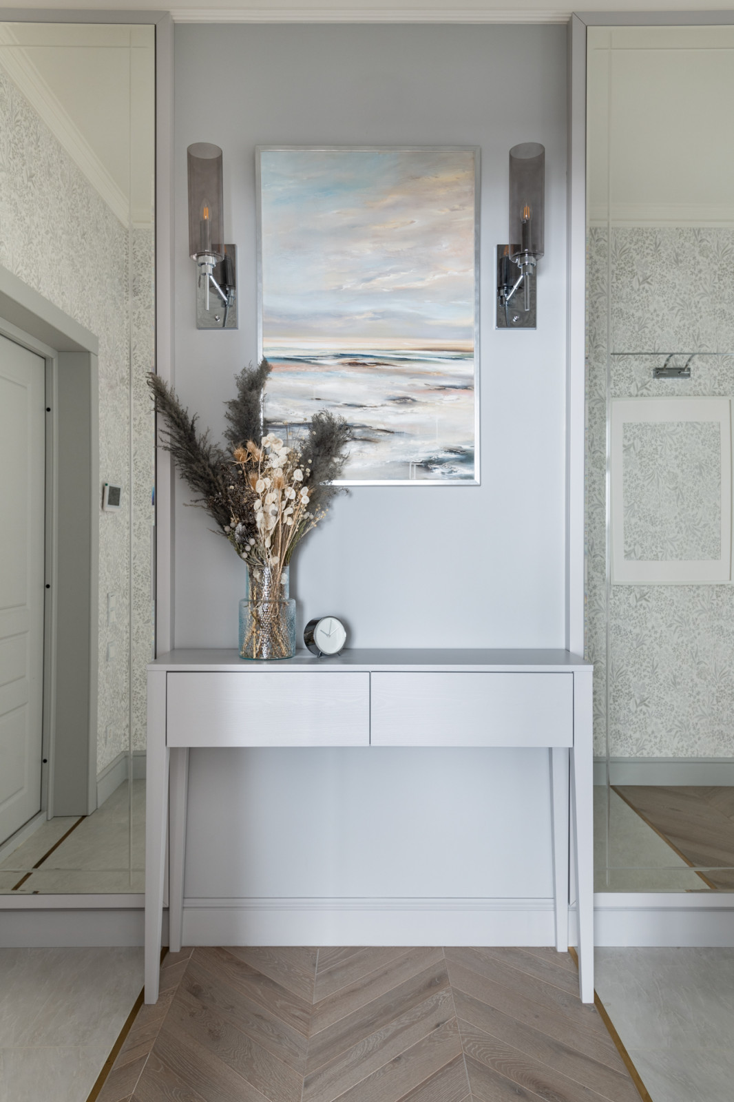 Журнал «Идеи Вашего Дома» назвал этот интерьер «обволакивающий уютом»