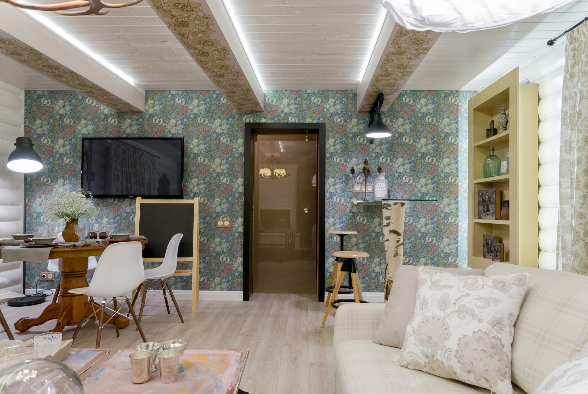 Проект недели: «Английская» изба в дачной гостиной