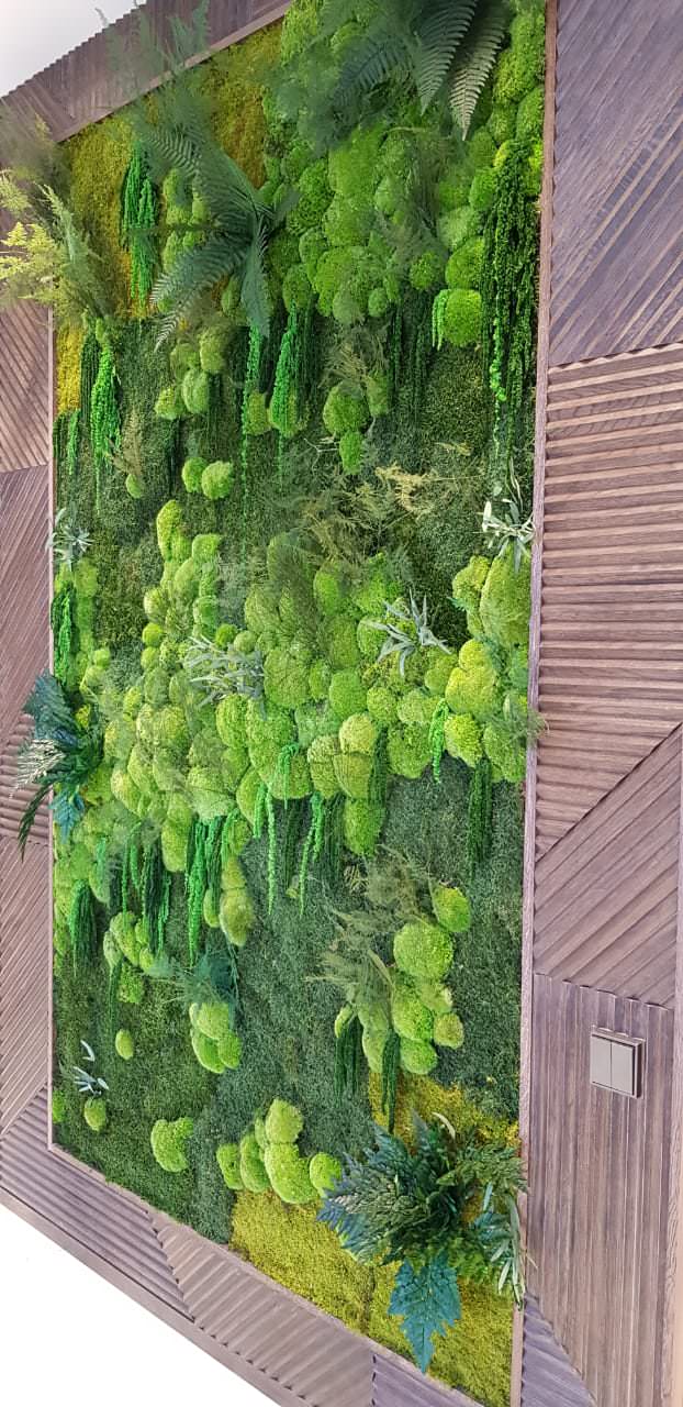 Большое панно стабилизированного мха в апартаментах