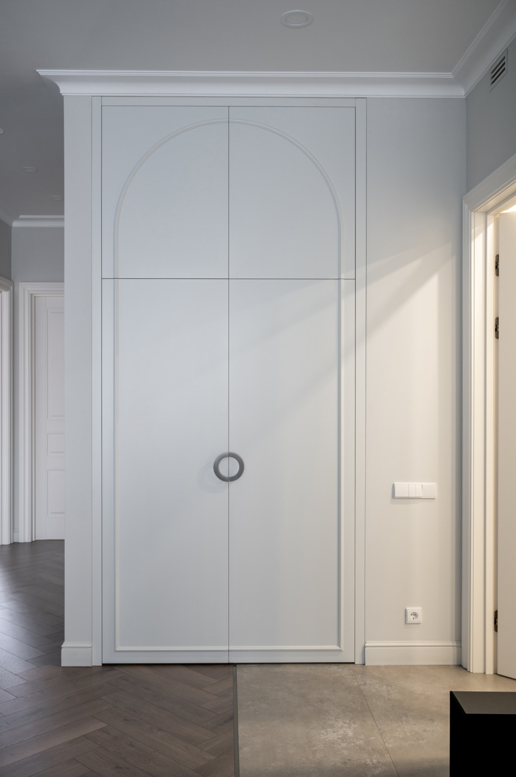 Шкаф с декоративной аркой