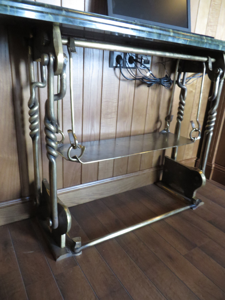 Столик в морском стиле. Латунное подстолье и столешница из яшмы.