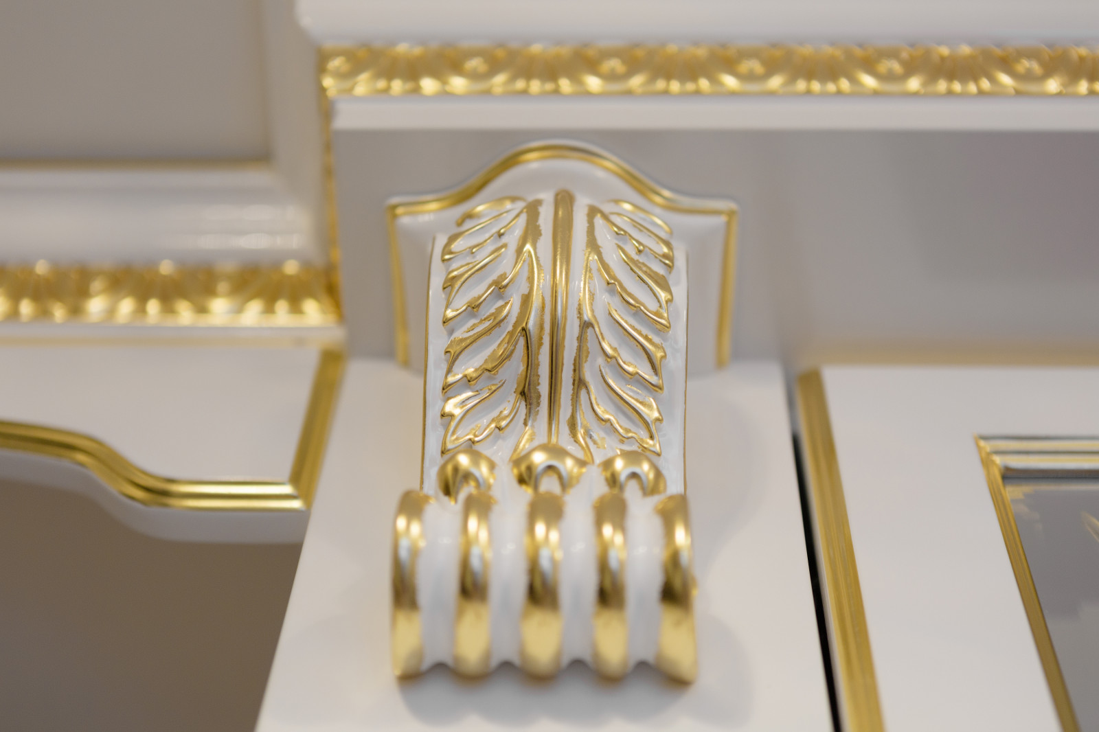 Классическая гардеробная с поталью