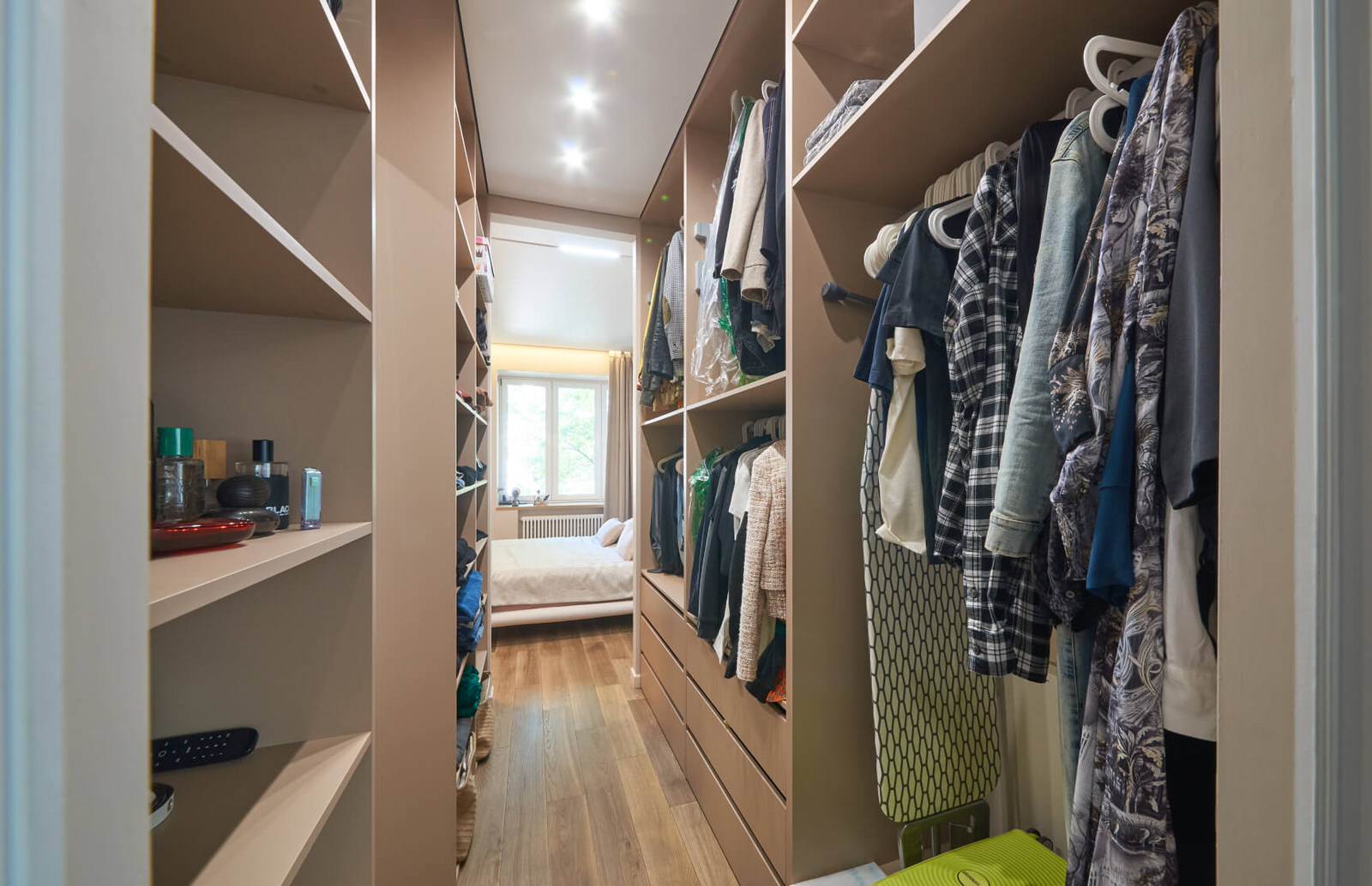 Гардеробная в проходной комнате