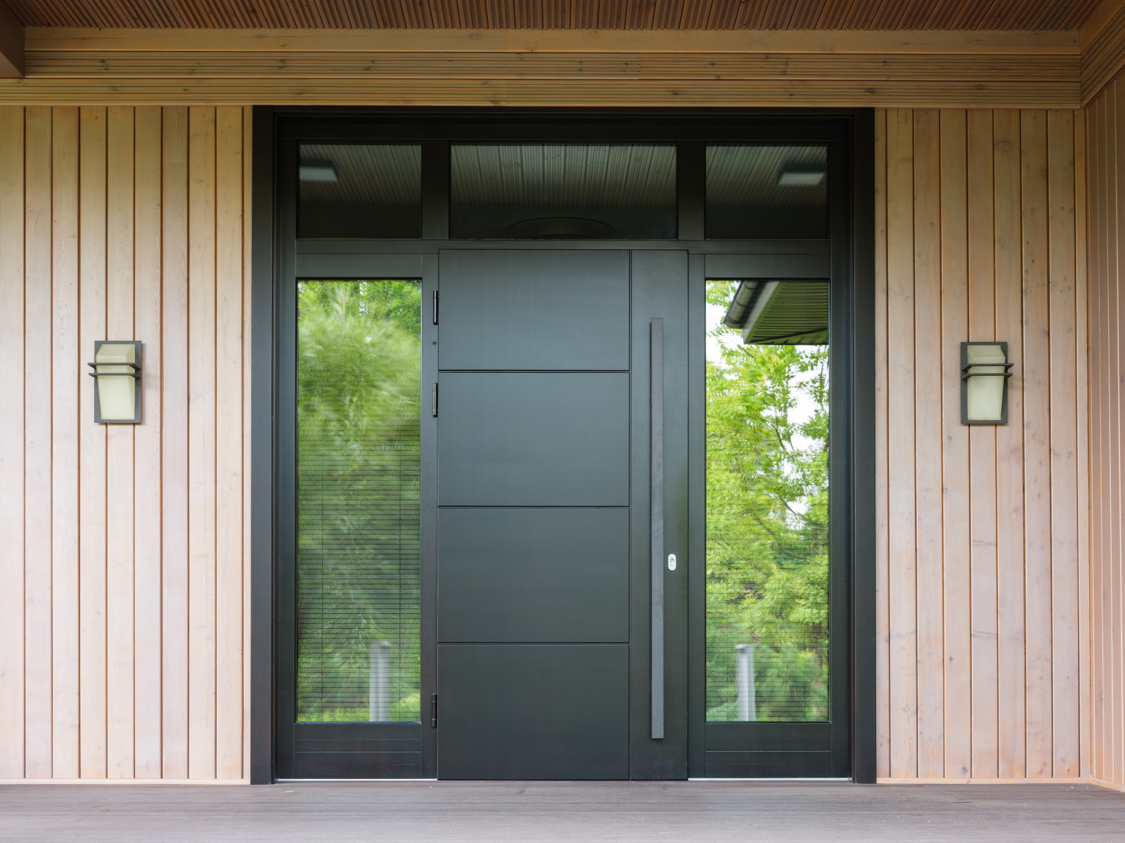 Остекление загородного дома в современном стиле