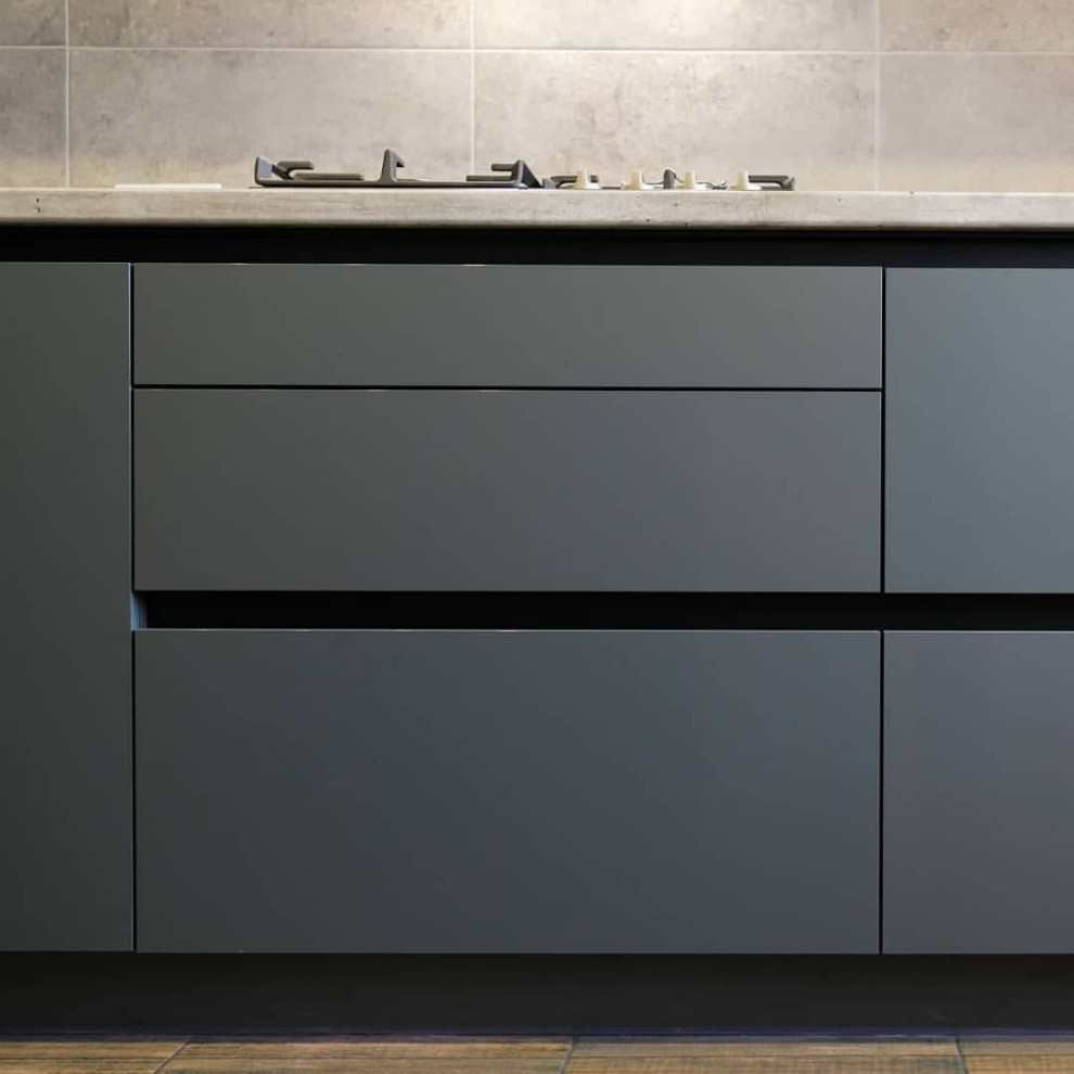 Встроенная прямая кухня в стиле минимализм с матовыми и древесными фасадами