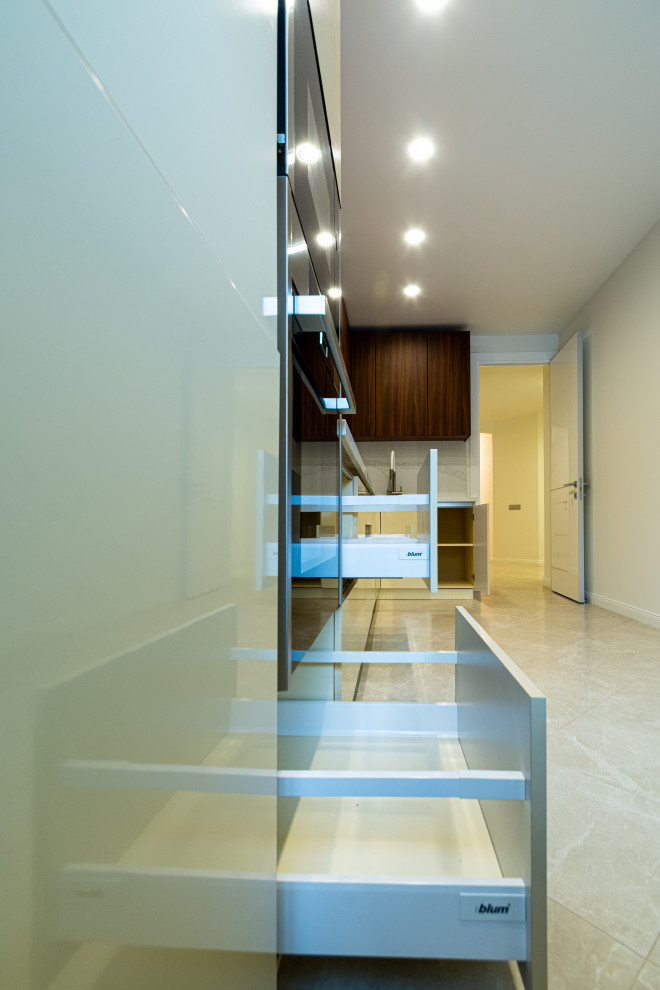 Современная кухня под потолок