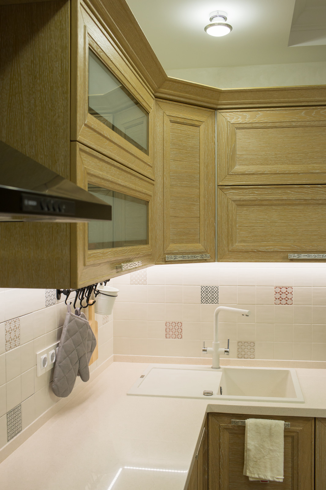 Городская кухня с лесным пейзажем