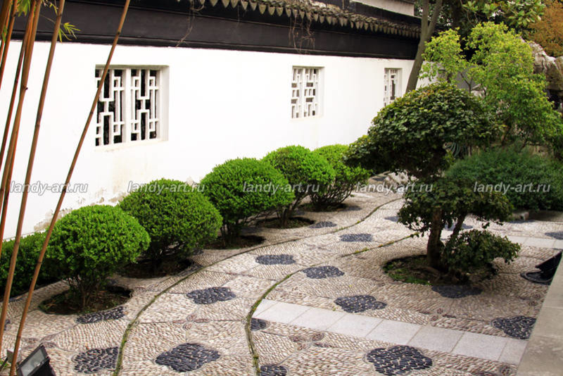 Мощение узорами с использованием разных материалов.