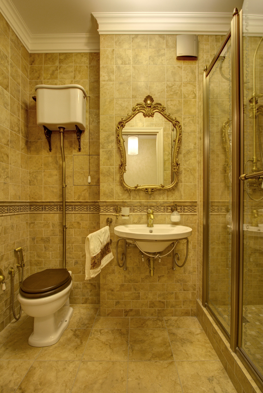 Интерьер ванной комнаты с душевой кабиной, совмещенной с туалетом