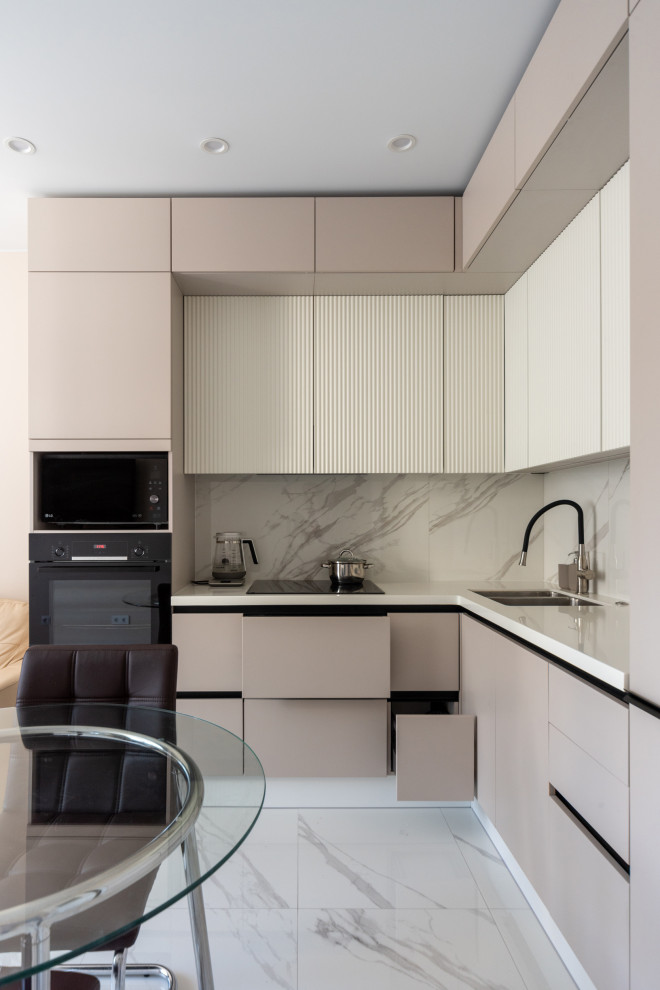 Бежевая кухня с рельефными фасадами