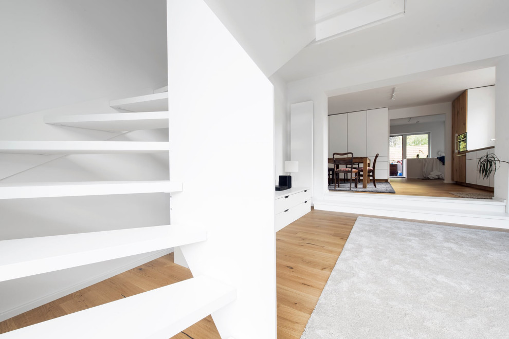 Белая лестница, а также кухня, паркет и двери от hokon